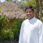 Seminarista indio que ministra en jungla peligrosa será ordenado sacerdote