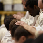 Metodistas aceptan «ordenaciones» de hombres homosexuales