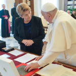 En víspera de jura de nuevos Guardias Suizos, Papa recibe a presidenta Suiza