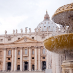Museos Vaticanos exhibirán túnica de san Pedro y dalmática de san Juan evangelista
