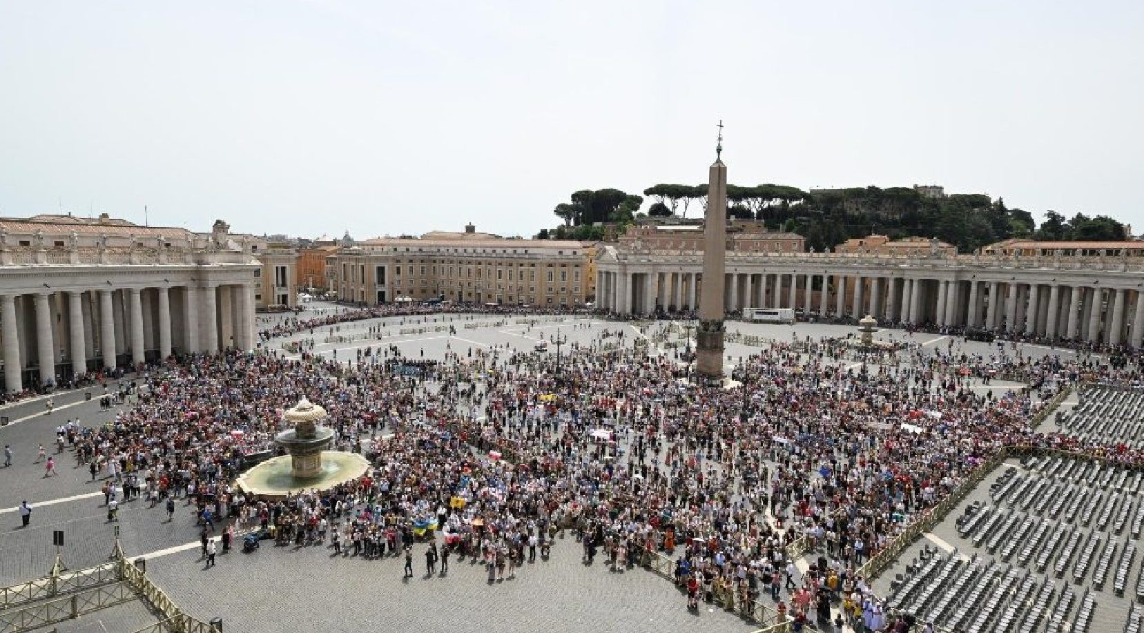 15 mil personas se congregaron en la Plaza de San Pedro al medio día del domingo 9 de junio para acompañar al Papa