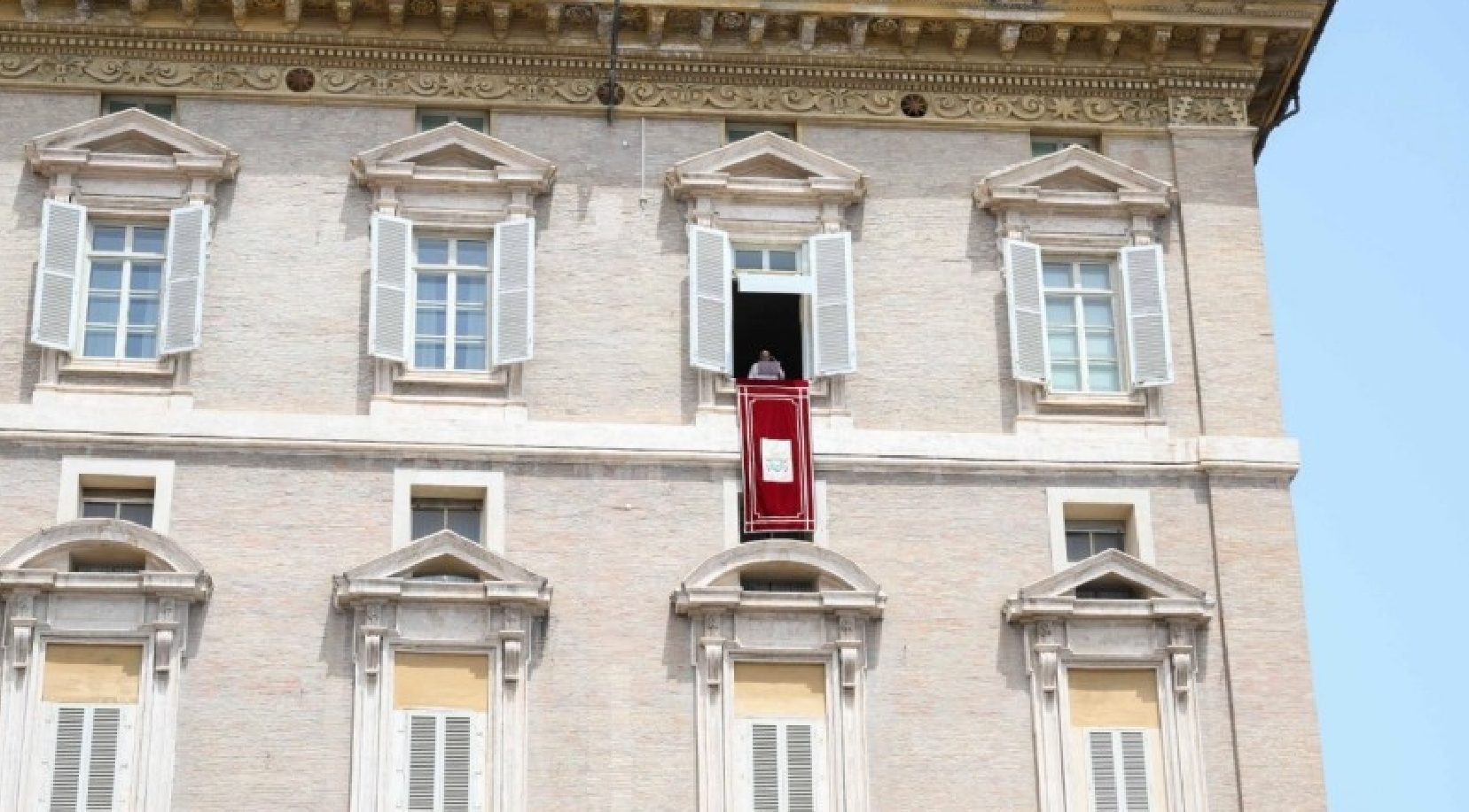 Al medio día del sábado 29 de junio, el Papa rezó el Ángelus desde la ventana del apartamento Pontificio que da a la Plaza de San Pedro.