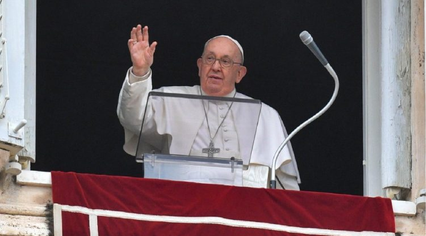 el Papa Francisco rezó el Angelus desde la ventana de su apartamento pontificio con al menos 15 mil peregrinos