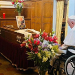 Muere confesor del Papa y Francisco acude a velatorio ¡a las 7 de la mañana!