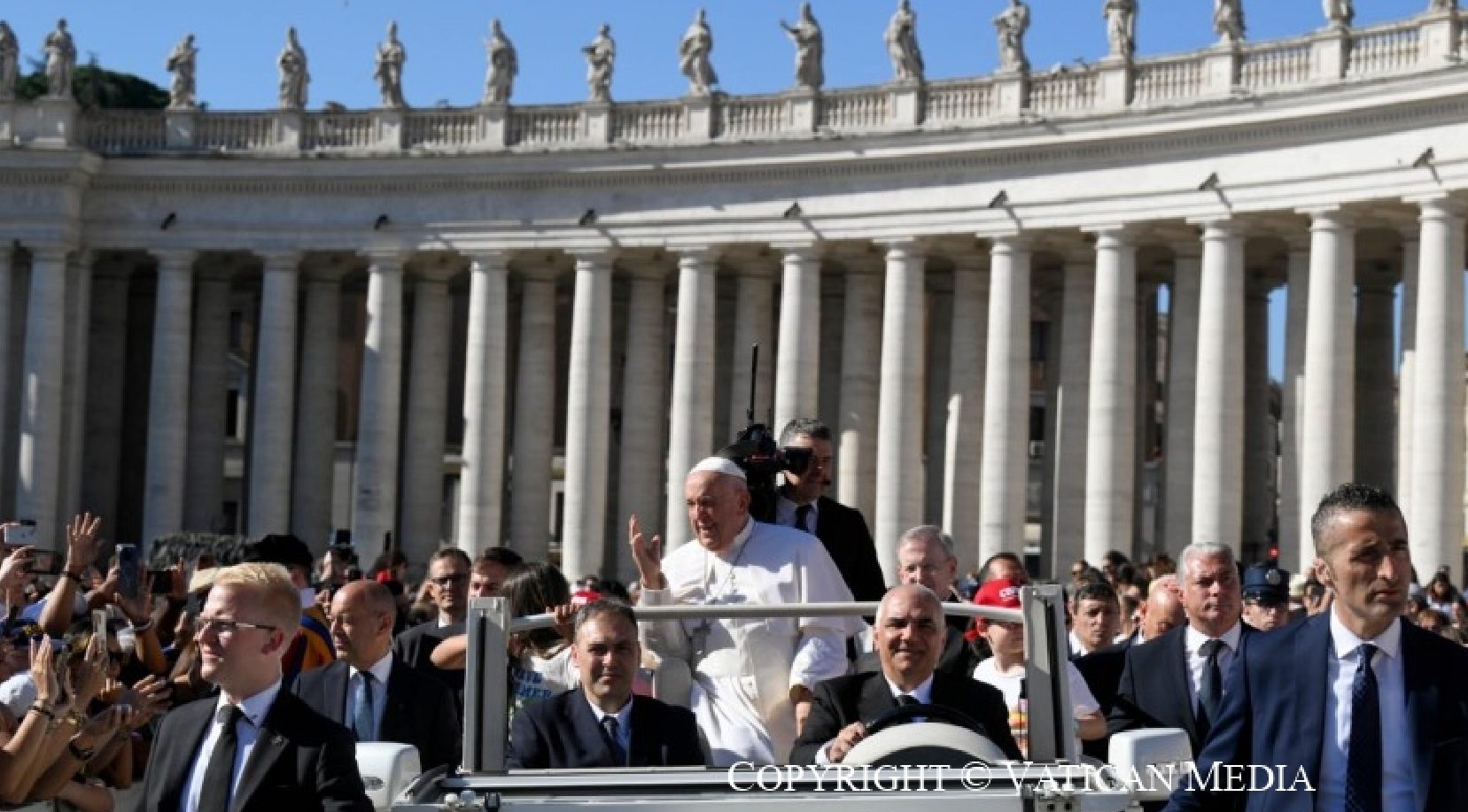 el Papa recorrió las avenidas de la Plaza en el papamóvil entre las 8:45 y las 9:00 de la mañana