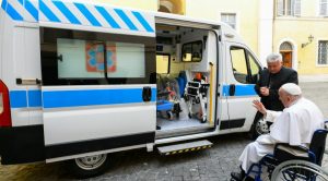 la donación de la ambulancia y los medicamentos, son gestos de misericordia con los que el Papa Francisco nos recuerda que la fe no es incorpórea