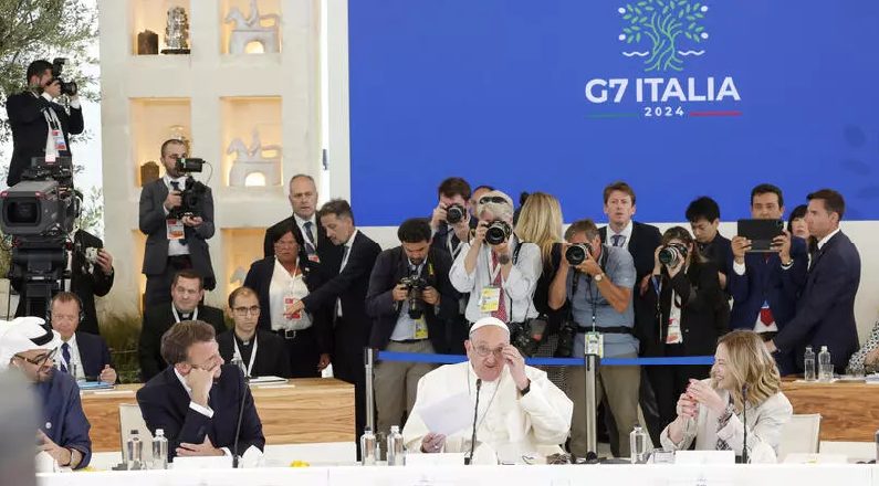 Papa Francisco partió en helicóptero a las 10.30 de la mañana desde el helipuerto vaticano para asistir al G7