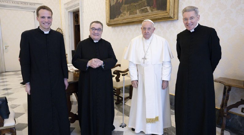 Papa Francisco recibió en audiencia al prior general del Instituto Cristo Rey Sumo Sacerdote, monseñor Gilles Wach