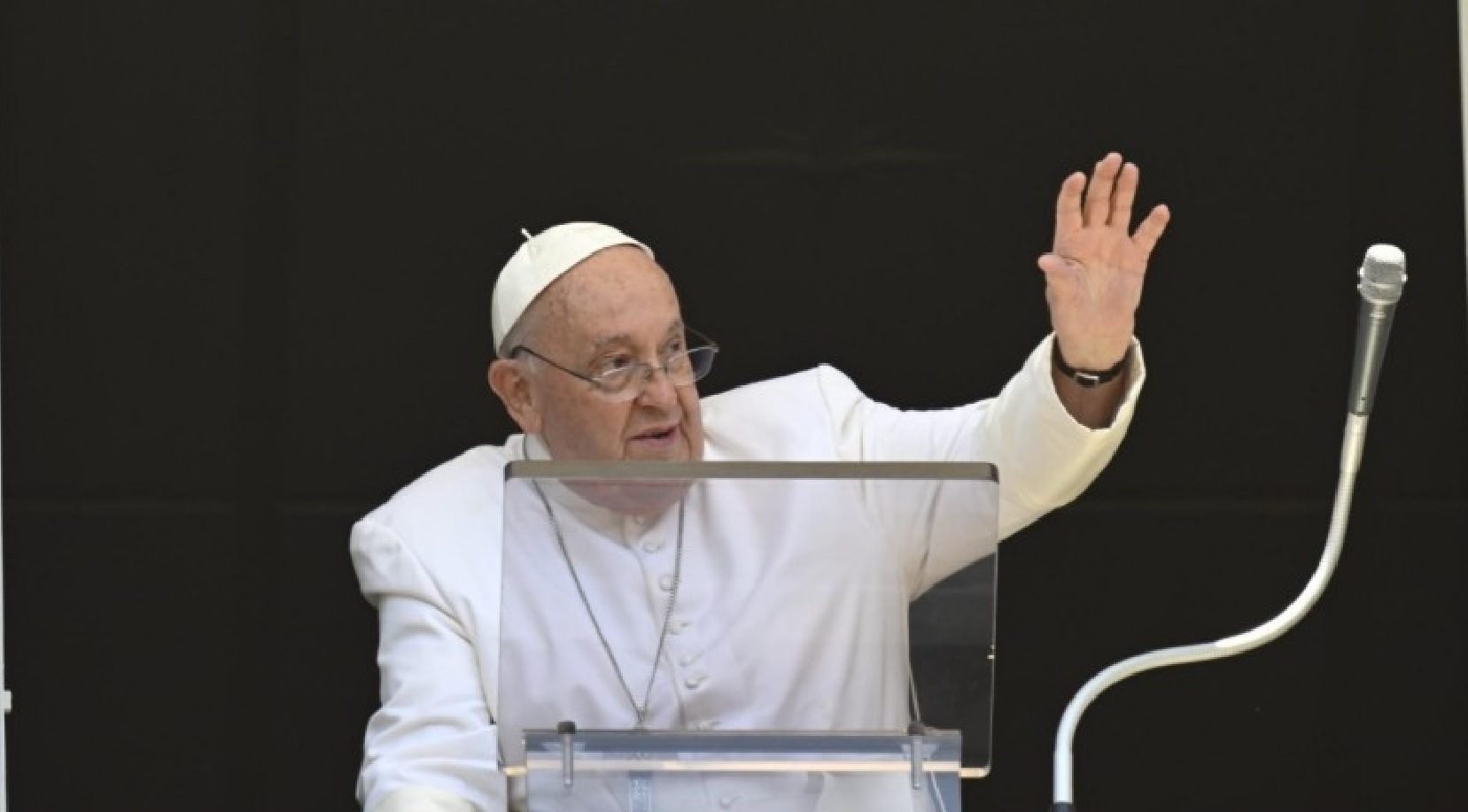 Al asomarse desde la ventana del apartamento pontificio, el Papa inició con la tradicional alocución dominical