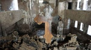 Cruz catequética quemada en el balcón de la catedral católica copta de San Jorge, Luxor