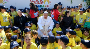 el Papa Francisco visitó a los participantes en el curso estivo «Estate ragazzi in Vaticano»