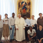 Papa Francisco inicia sus vacaciones recibiendo a migrantes en su residencia personal