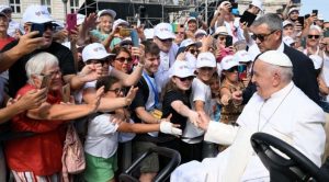 el Papa Francisco se dirigió en un coche descubierto a la Piazza Unità d'Italia, donde, a las 10.00 horas, presidió la Santa Misa