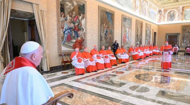 el Papa Francisco presidió, en la Sala del Consistorio del Palacio Apostólico Vaticano, la celebración de la Tercera Hora del Breviario y el Consistorio Ordinario Público para la Canonización de los Beatos