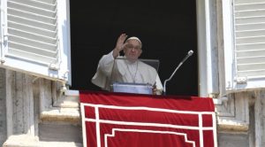 Papa Francisco se asomó por la ventana del apartamento pontificio que da a la Plaza de San Pedro