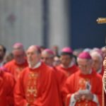 Crónicas Vaticanas: Rupnik divide la curia romana; vacaciones, ¿cuánto dinero recibe el Papa?