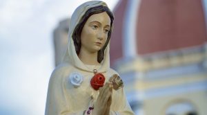 una vidente que afirmó haber recibido apariciones de la Virgen María bajo el título de "María Rosa Mística"