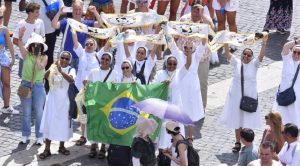 Al final de la oración mariana el Papa saludó a diferentes grupos de peregrinos de Brasil, Italia y Polonia