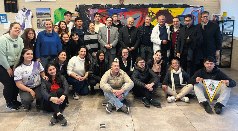 El Cardenal escuchó en la ocasión el testimonio de jóvenes que participan de actividades deportivas y culturales