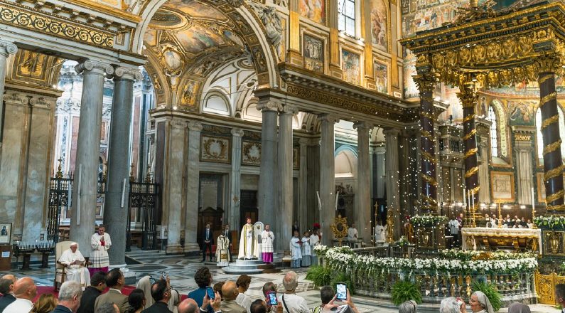 El Papa pronunció la homilía, en la que explicó dos signos asociados a esa basílica: la nevada y el icono de la Virgen Salus Populi Romani