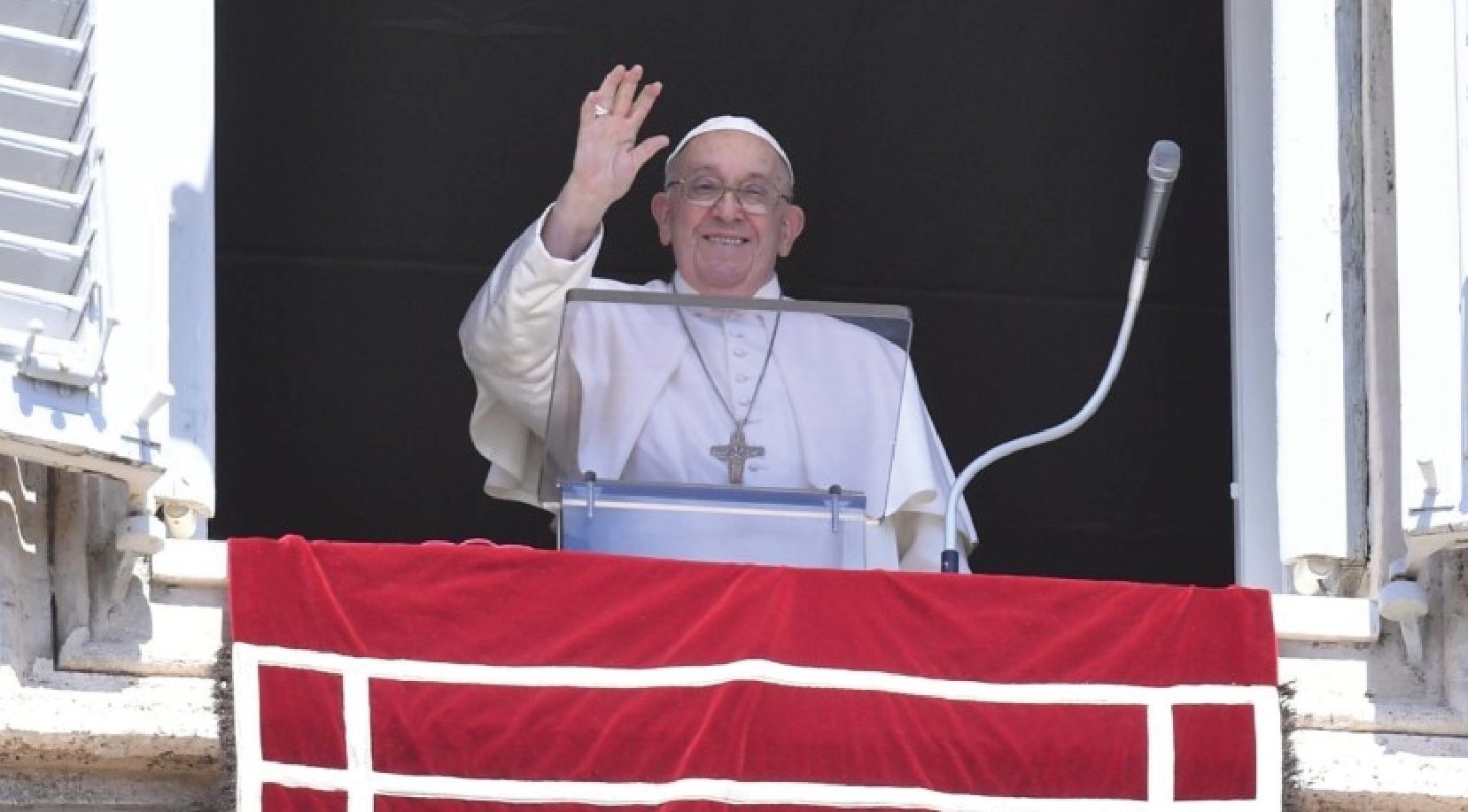 El Papa se asomó, como de costumbre, por la ventana del apartamento pontificio que da a la Plaza de San Pedro