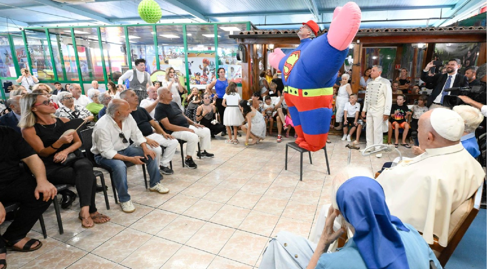 el Santo Padre fue recibido calurosamente en su llegada al parque, ubicado a una hora de Roma