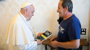 En su audiencia con el Papa, Zuncheddu presentó su libro titulado “Io sono innocente” (Soy inocente), escrito junto a su abogado.