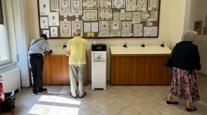 La instalación de la máquina Watergen en la Oficina de Caridades Apostólicas refleja un compromiso compartido para abordar la escasez mundial de agua