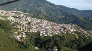 las Hermanas a menudo tienen que caminar largas distancias por caminos montañosos sin pavimentar para llevar a cabo su misión.