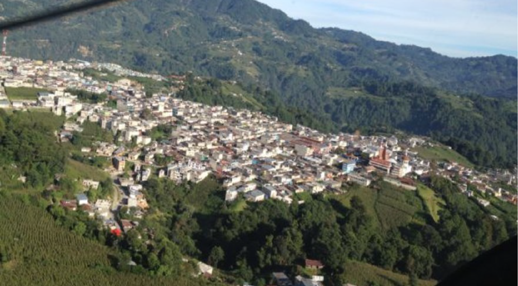 las Hermanas a menudo tienen que caminar largas distancias por caminos montañosos sin pavimentar para llevar a cabo su misión.