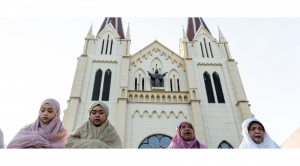 Mujeres musulmanas frente a la iglesia del Sagrado Corazón de Jesús en Yakarta