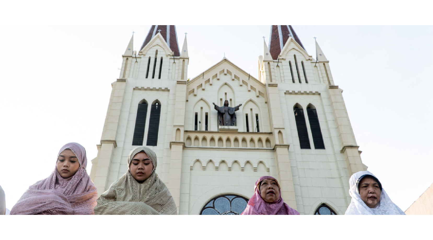 Mujeres musulmanas frente a la iglesia del Sagrado Corazón de Jesús en Yakarta