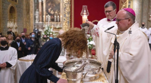 Alisa se preparó para ser bautizada y entrar en la Iglesia católica.