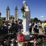 autoriza el culto público, aunque sin declarar la naturaleza sobrenatural de las apariciones