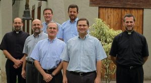 De izquierda a derecha: sacerdote Juan Mendoza, Fernando Vidal, Erwin Scheuch (atras), Miguel Salazar Steiger (atras). En la primera fila: Juan Carlos Len, Eduardo Regal y Gonzalo Len