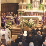 Durante la ceremonia, el cardenal Parolin, visiblemente conmovido, expresó su gratitud por la vida y enseñanzas de su madre