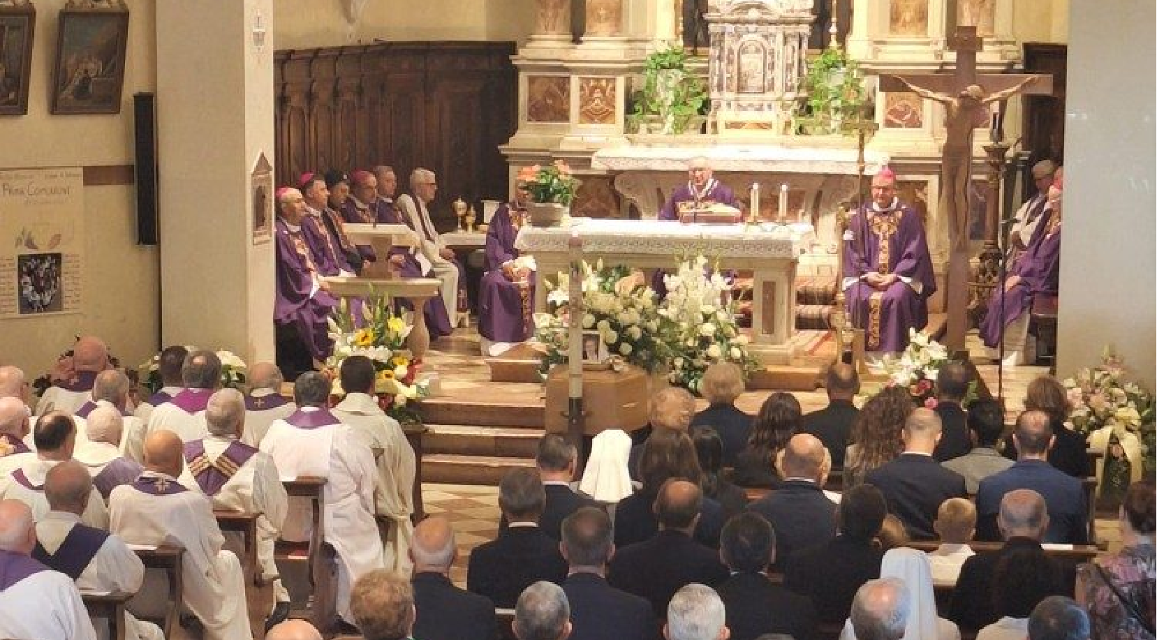 Durante la ceremonia, el cardenal Parolin, visiblemente conmovido, expresó su gratitud por la vida y enseñanzas de su madre