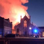 El campanario, el techo y la estructura principal de este templo neogótico del siglo XIX quedaron reducidos a escombros.