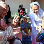 El día del Papa comenzó con una visita a la escuela Irmãs Alma para niños con discapacidades