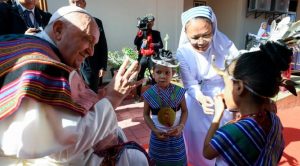 El día del Papa comenzó con una visita a la escuela Irmãs Alma para niños con discapacidades