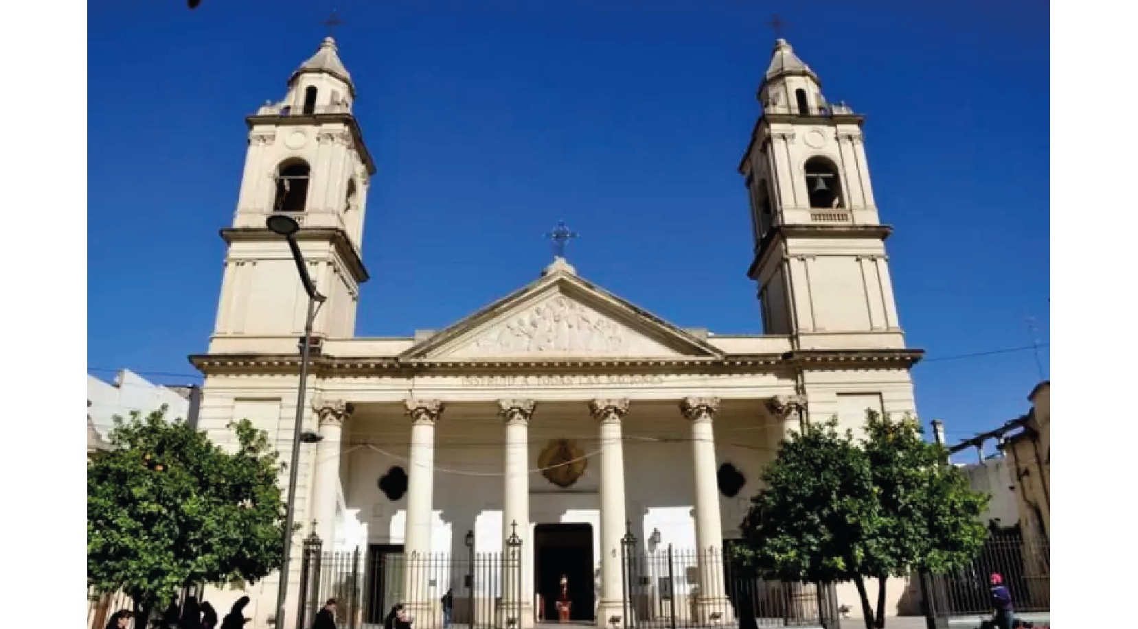 El nuncio apostólico leyó la bula del Papa en la misa: en ella se desvincula el título primacial de Buenos Aires y lo cede a la sede episcopal de Santiago del Estero