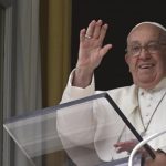 el Papa Francisco se asomó desde la ventana del apartamento pontificio que da a la Plaza de San Pedro