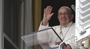 el Papa Francisco se asomó desde la ventana del apartamento pontificio que da a la Plaza de San Pedro