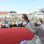 el Santo Padre se reunió con más de 10,000 jóvenes en el estadio Sir John Guise de Port Moresby