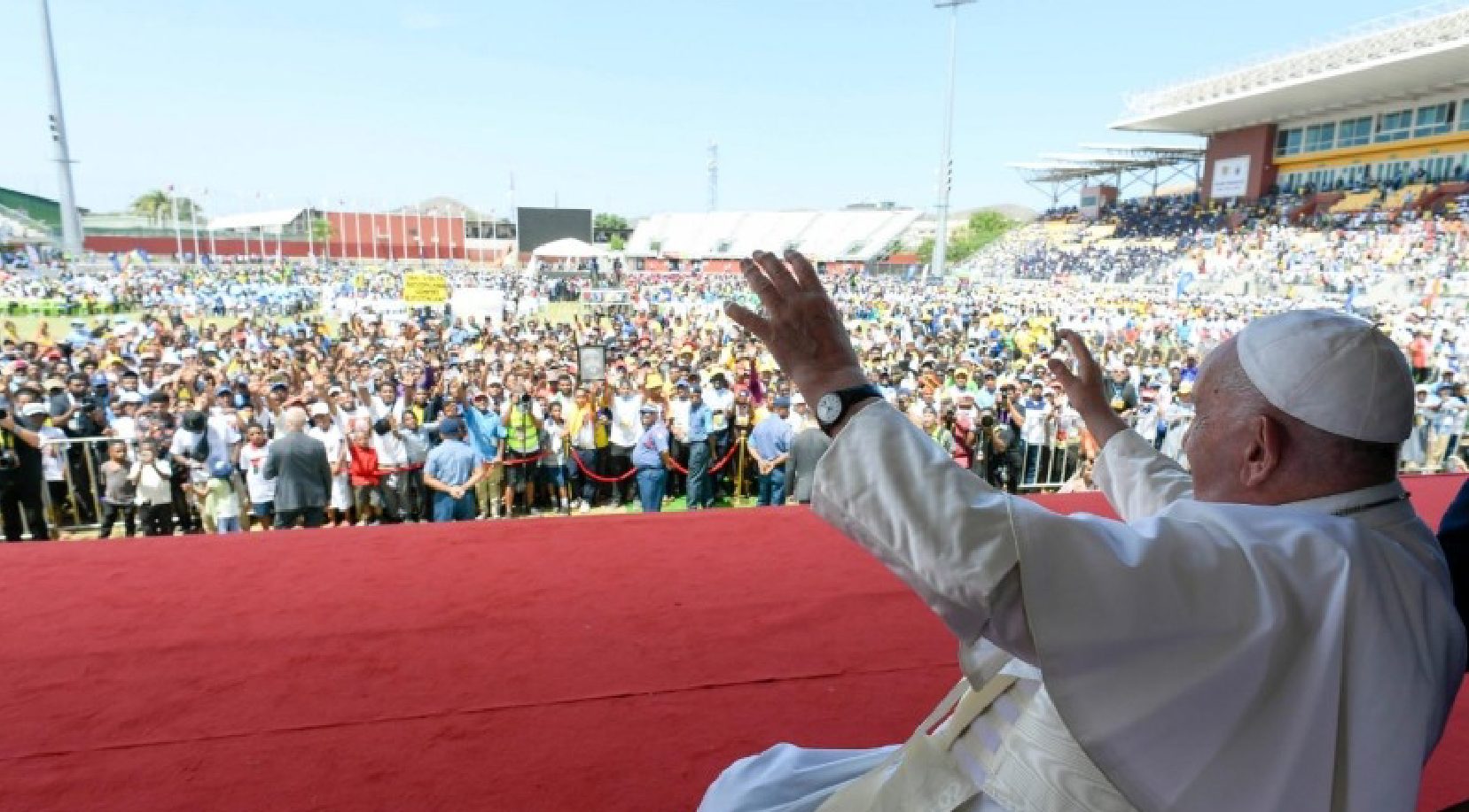 el Santo Padre se reunió con más de 10,000 jóvenes en el estadio Sir John Guise de Port Moresby