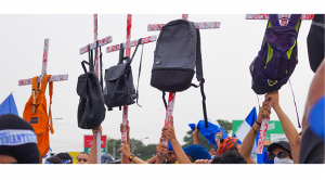 estudiantes universitarios y otros activistas de la sociedad civil comenzaron a protestar contra una nueva Ley de Seguridad Social