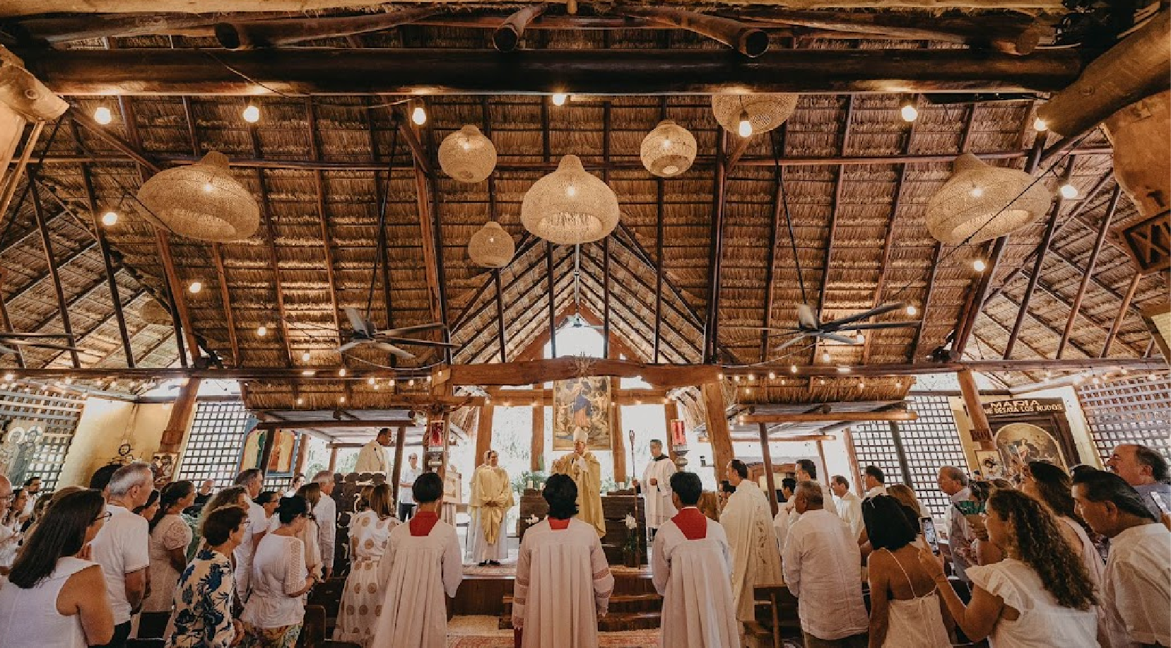 Monseñor Pedro Pablo Elizondo, LC, obispo local, presidió la concelebración eucarística en la que también concelebraron otros sacerdotes