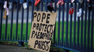 Protesta durante la visita de Papa Francisco a Irlanda en 2018