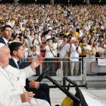 subió a un carrito de golf para saludar a los 50,000 fieles que habían acudido a la celebración eucarística