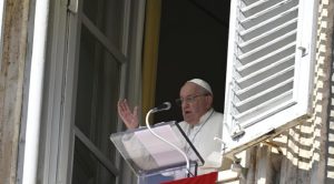 después de dirigir la tradicional oración del Ángelus desde la ventana del Palacio Apostólico, el Pontífice reveló la lista de prelados que recibirán la birreta roja el 8 de diciembre